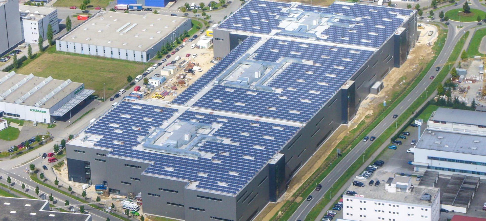 Luftaufnahme des Solardaces von Hugo Boss in Metzingen