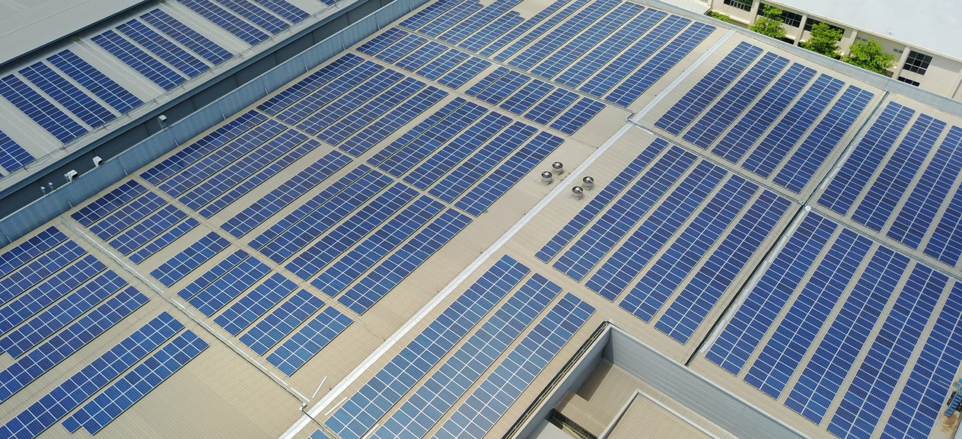 Luftaufnahme eines Solardaches des Unternehmes TKS in Thailand