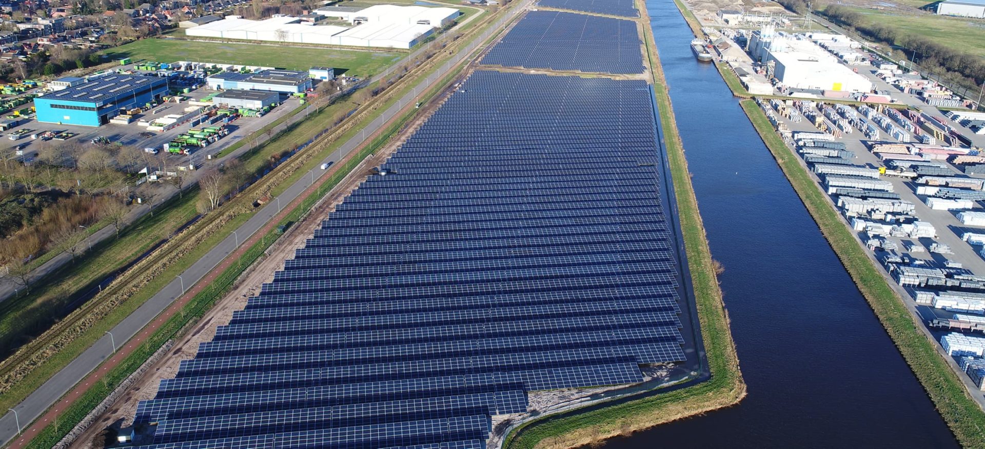 Luftaufnahme der Solaranlage Veendam, Niederlande