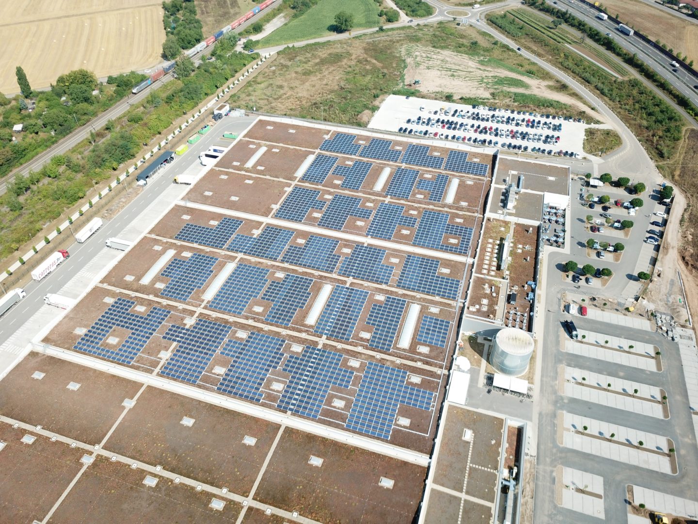 Decathlon Schwetzingen Luftbild Dachansicht mit Modulen