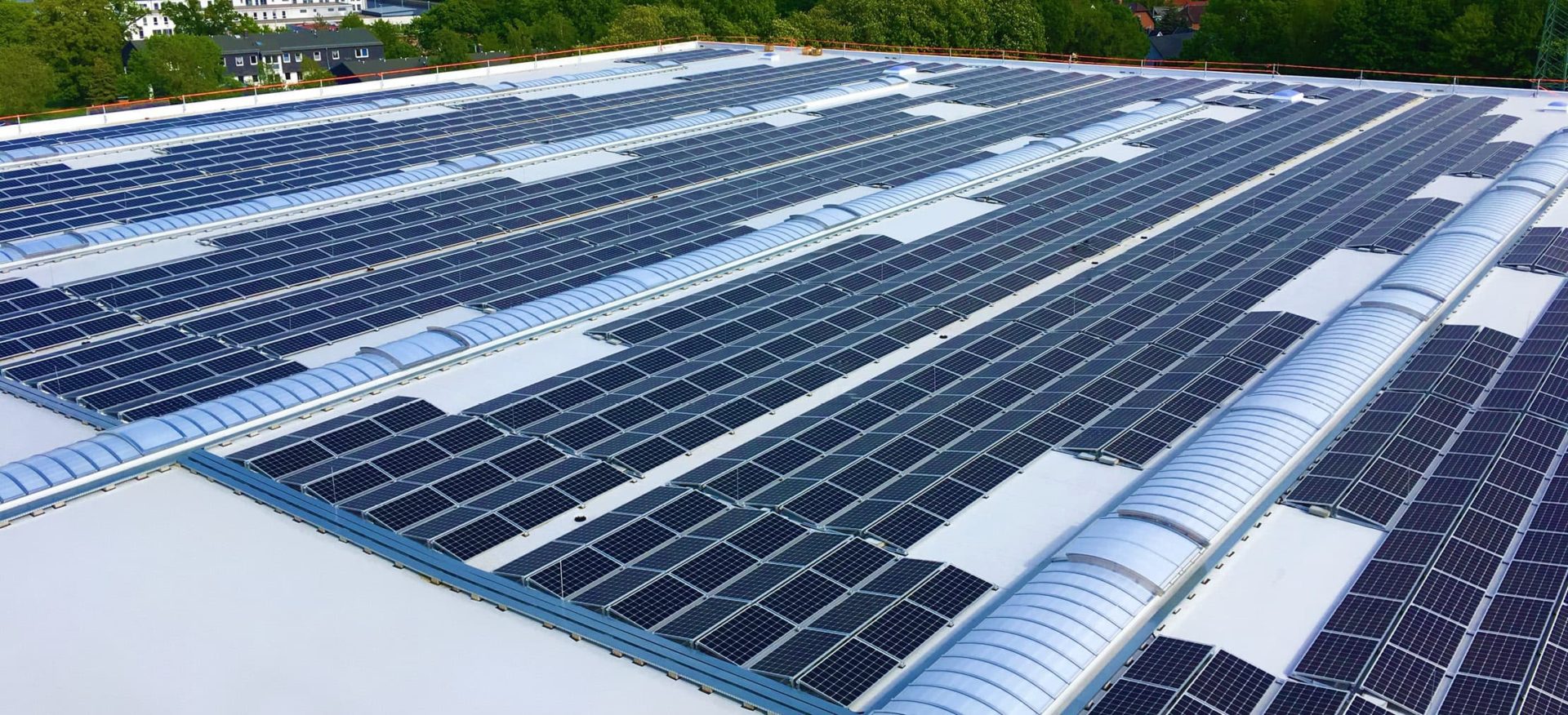 Gewerbliche Solardächer wie das Solardach Störtebeker in Stralsund sind eine Einnahmequelle für Unternehmen.