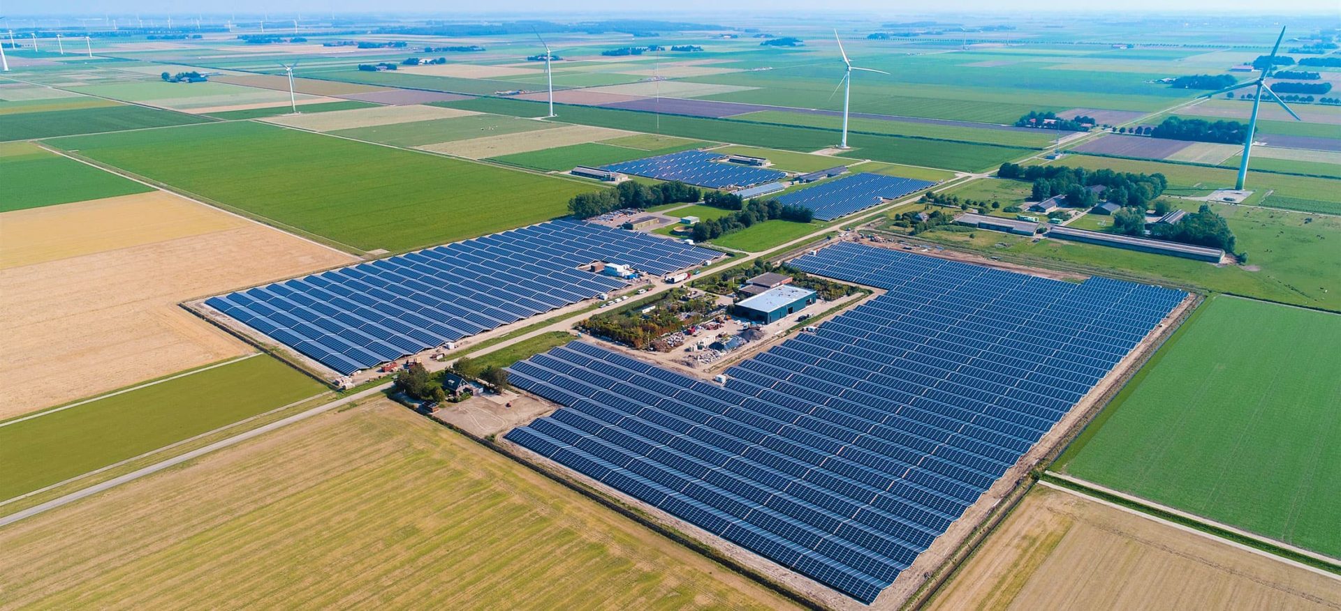 Luftaufnahme des Solarparks in Lelystad, Niederlanden. Referenzen - Unsere Solaranlagen