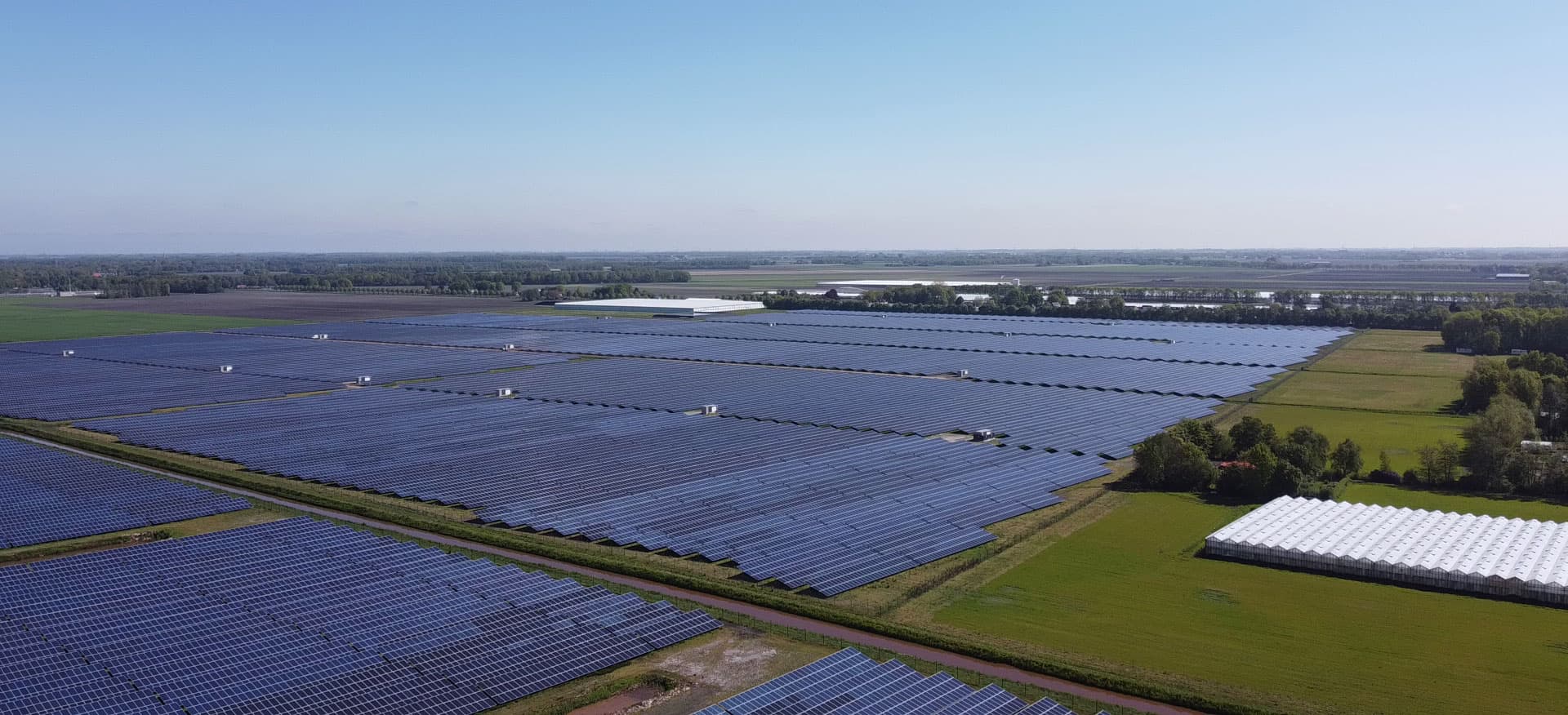 Luftaufnahme Solarpark Midden-Groningen in den Niederlande