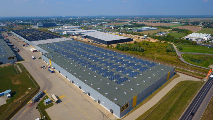 Ein Gebäude mit Solaranlage auf dem Dach