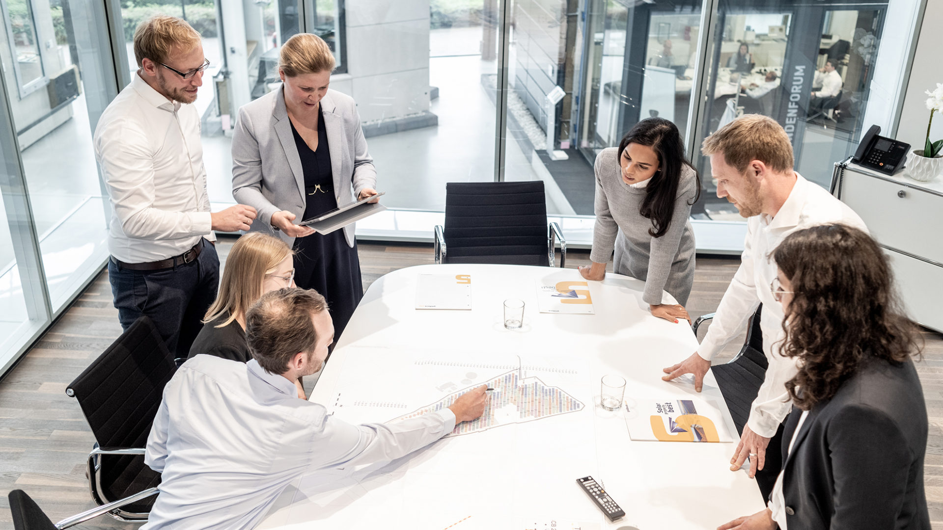 Mitarbeiter von Goldbeck Solar bei der internen Planung