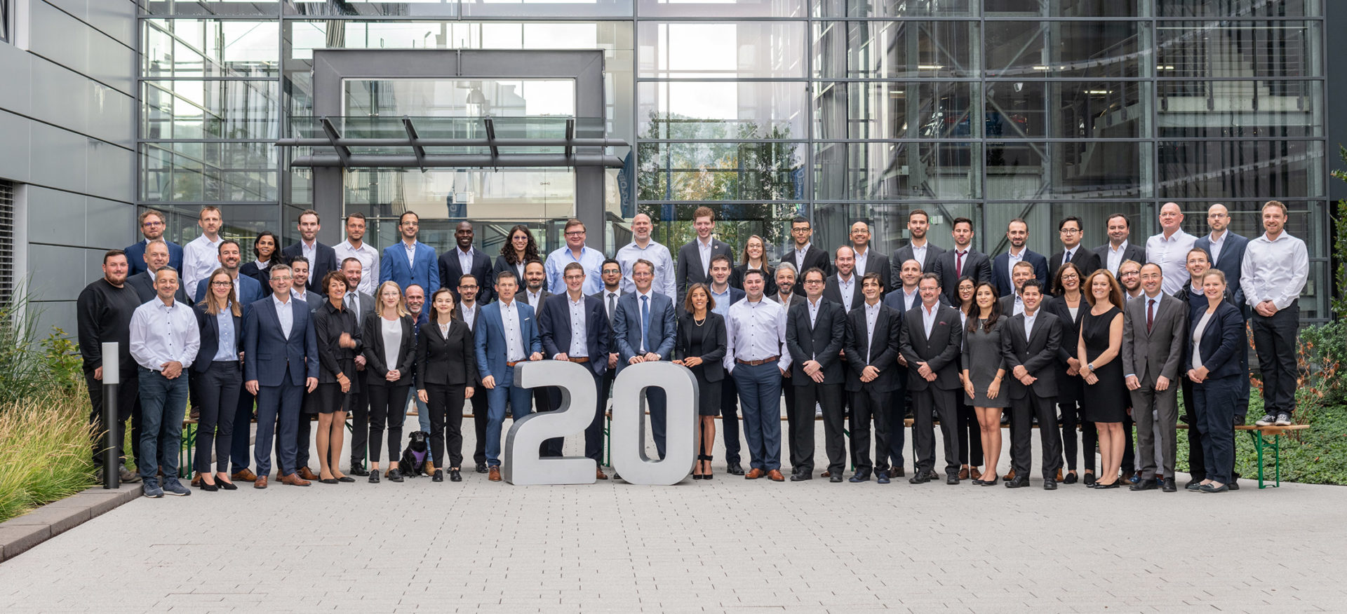 Das GOLDBECKSOLAR-Team vor dem Unternehmenssitz