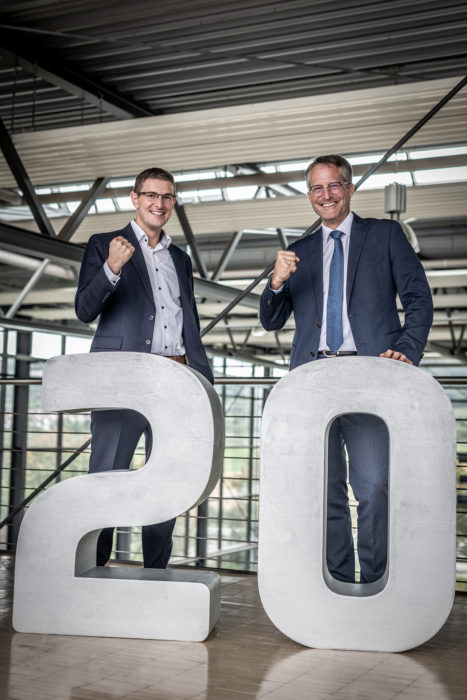Tobias Schüßler und Joachim Goldbeck mit einer symbolischen 20