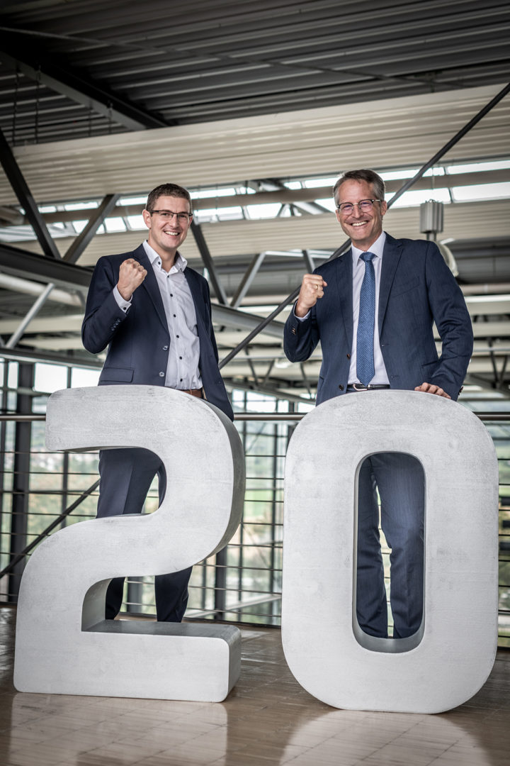 Tobias Schüßler und Joachim Goldbeck mit einer symbolischen 20