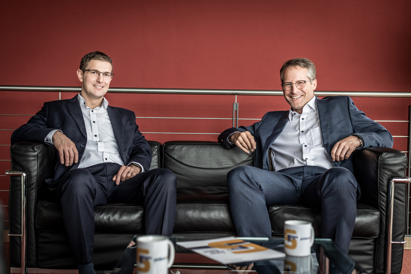 Tobias Schüßler und Joachim Goldbeck auf einer Sitzecke