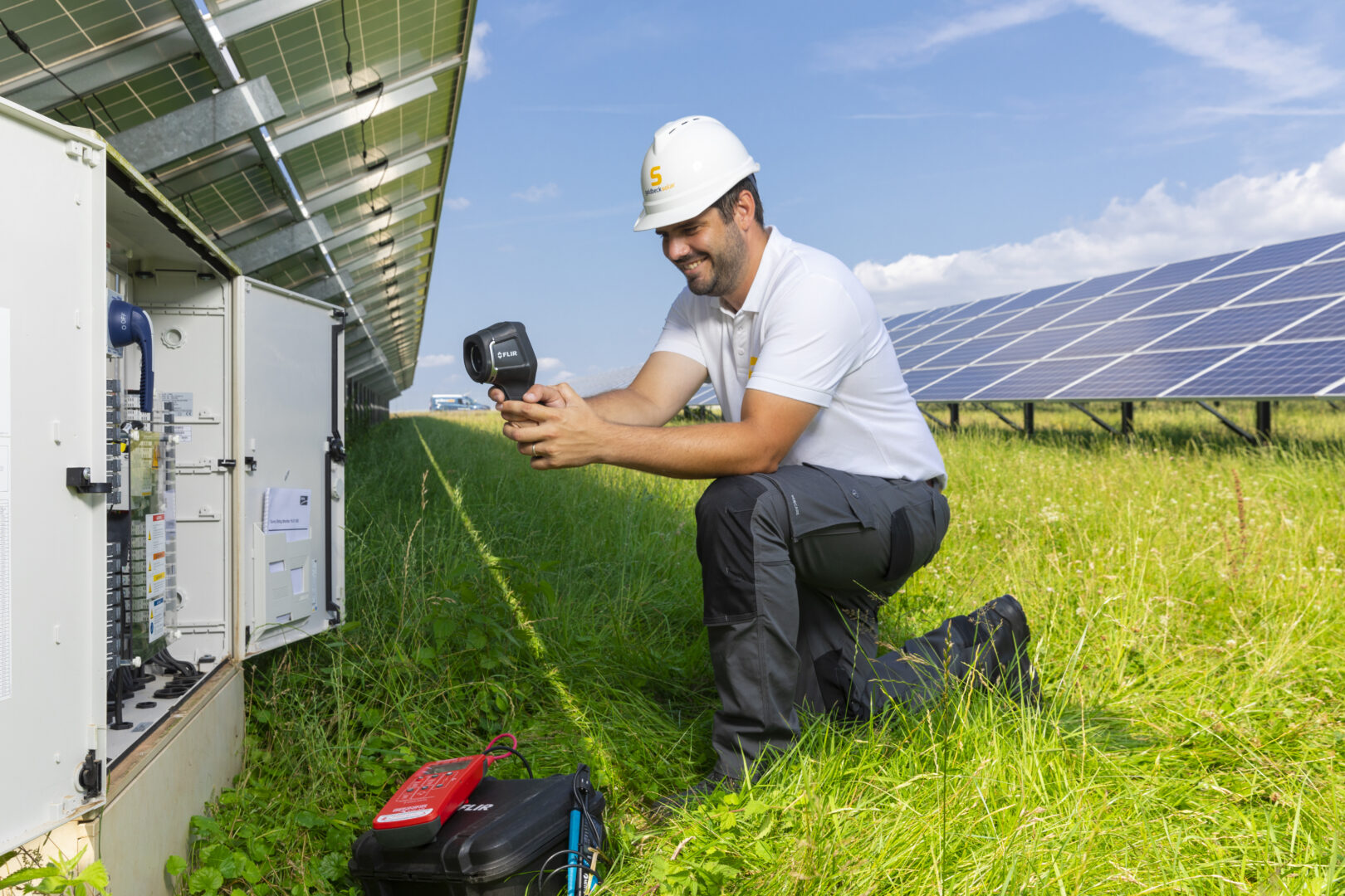 Ein O&M-Mitarbeiter führt den Service bei einer Solaranlage durch