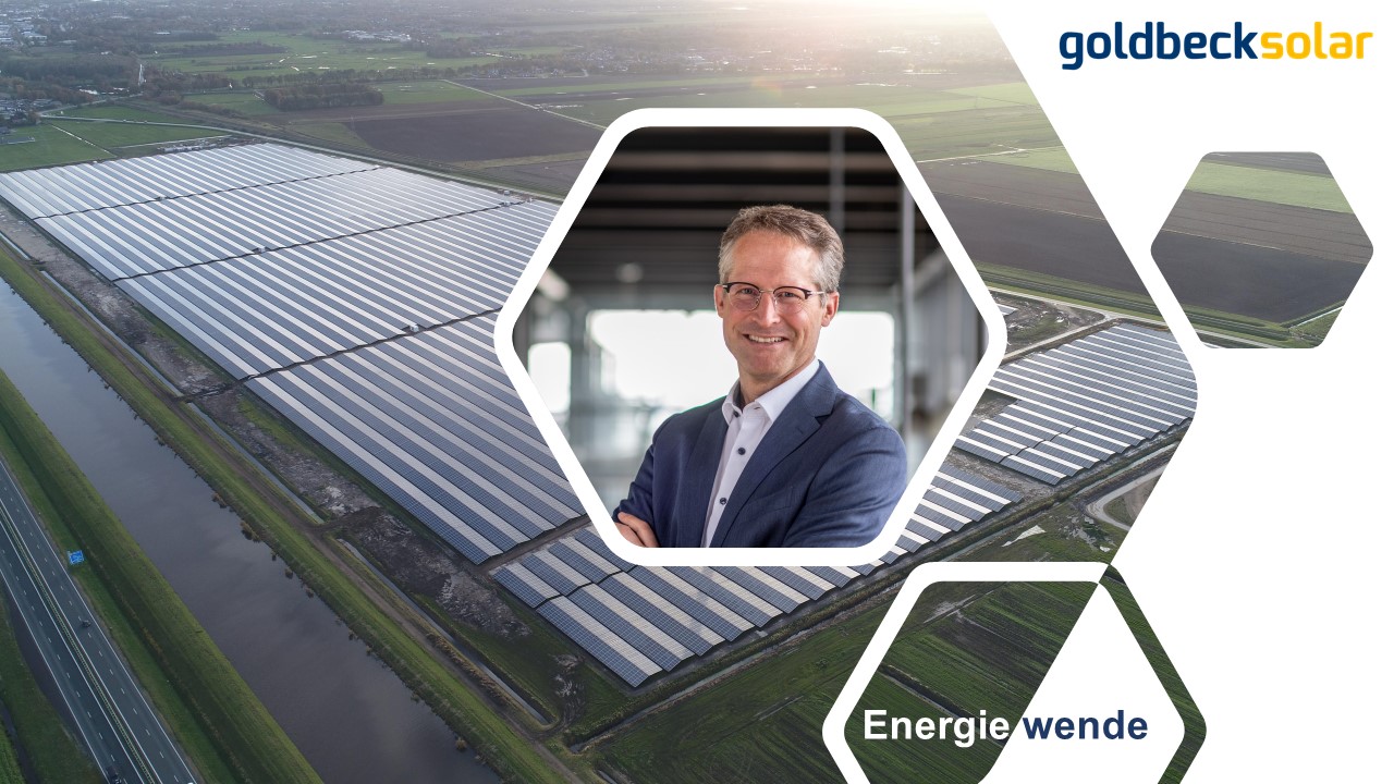 Ein Portrait von Joachim Goldbeck vor dem Hintergrund eines Bildes des Solarparks Duurkenakker
