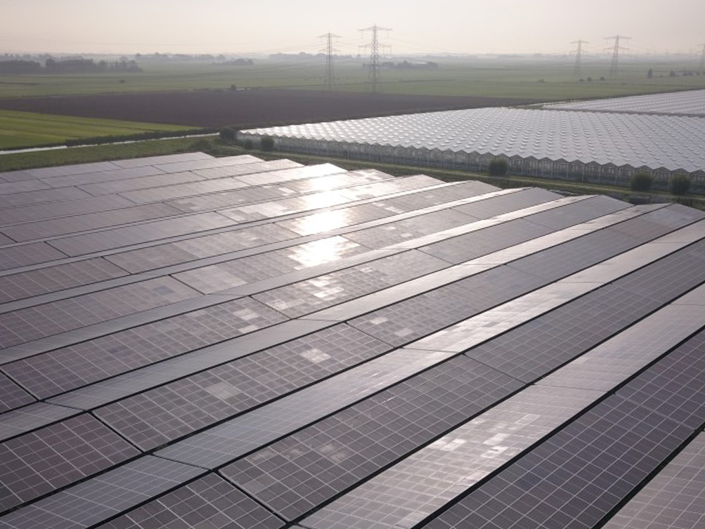 Mit 19 MWp versorgt der Solarpark Kampen nun Haushalte in der Region Overijssel in den Niederlanden.