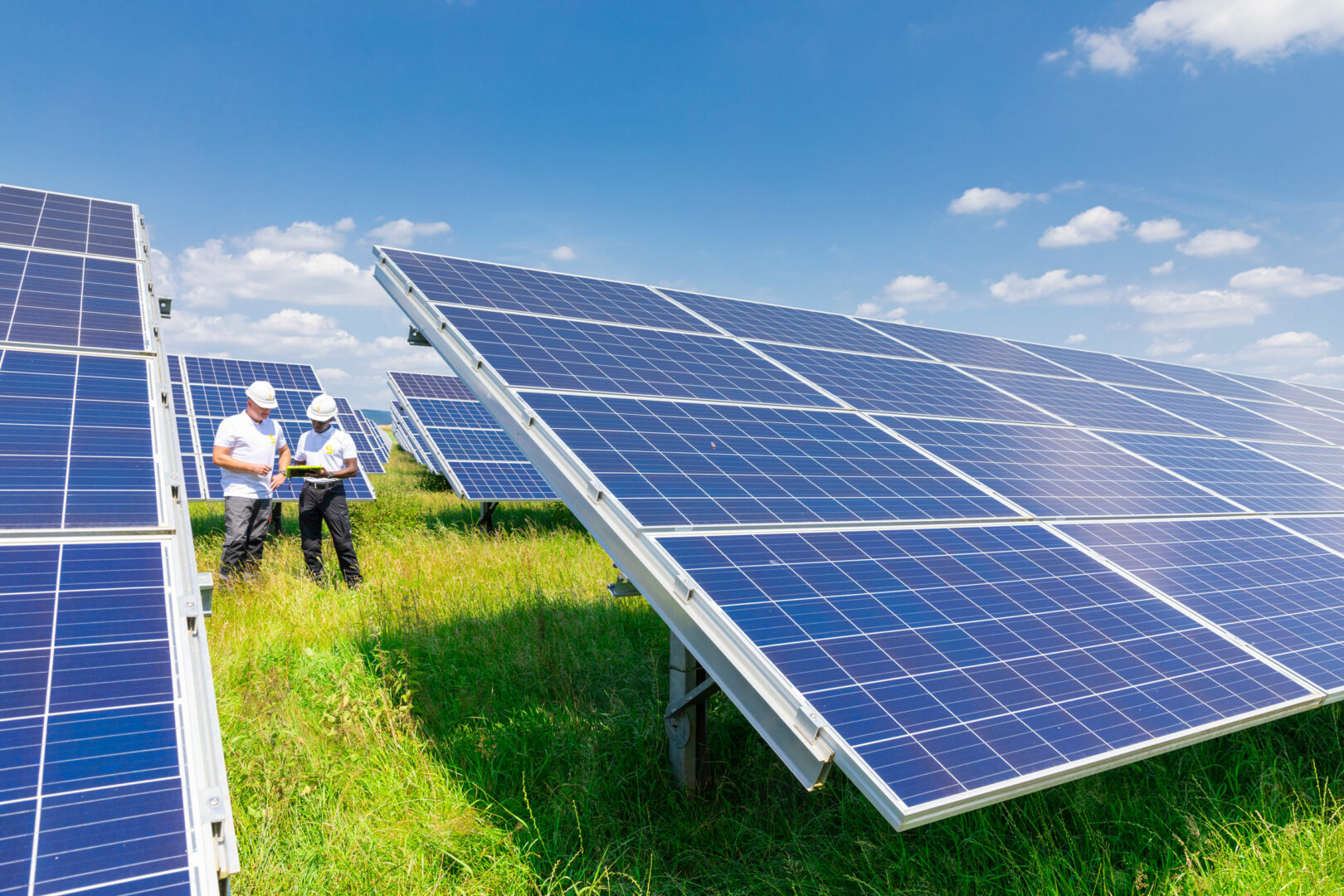 Zwei Ingenieure prüfen einen Solarpark.