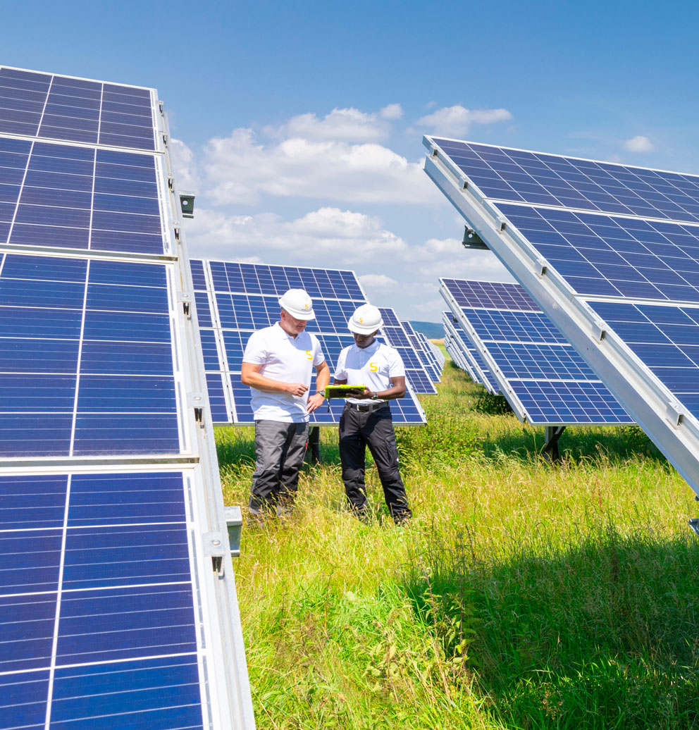 Mitarbeitende von GOLDBECK SOLAR beim Prüfen einer Photovoltaikanlage