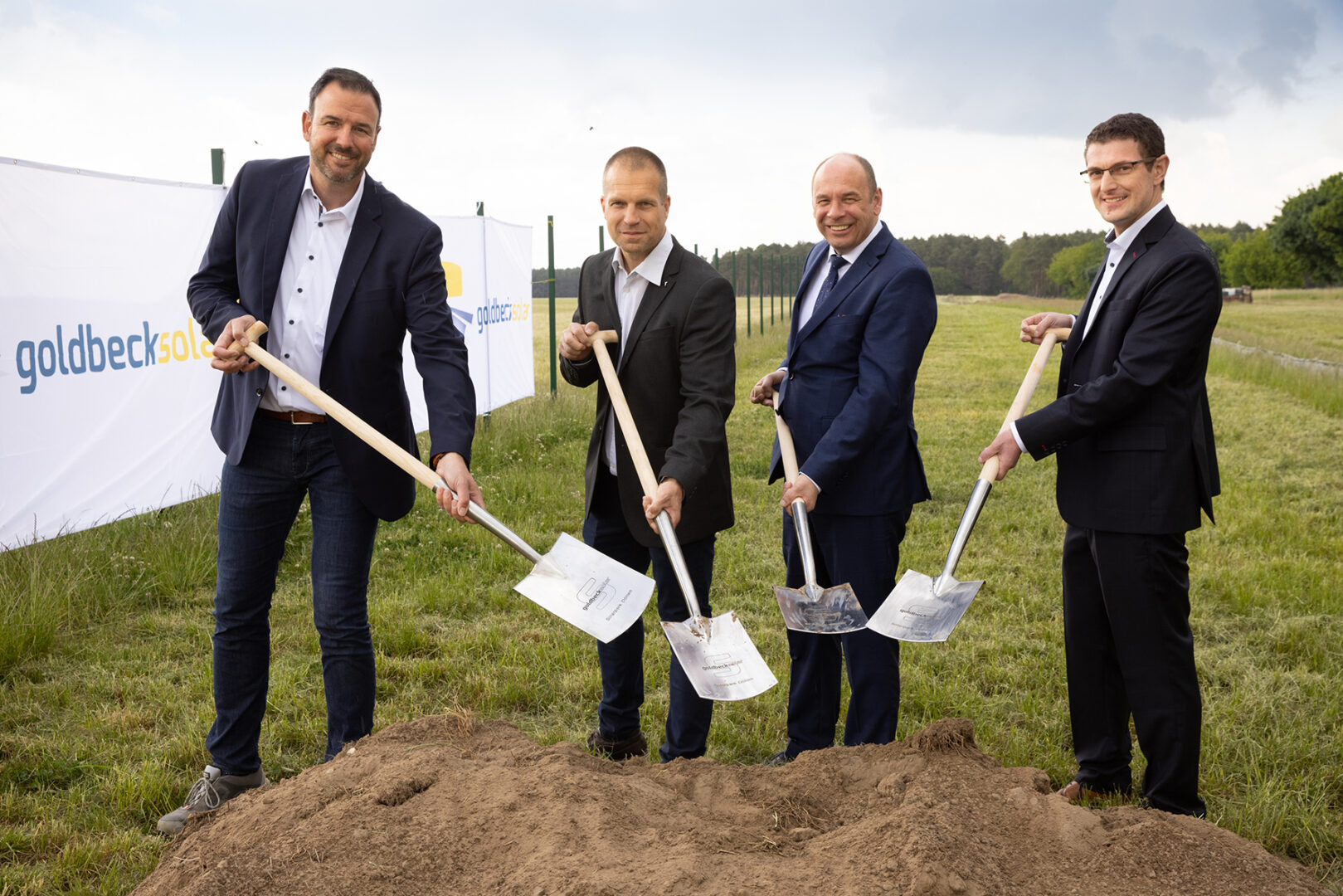 Alexander Gutsch (GOLDBECK SOLAR), Martin Kanitz (antlike Solar), Frank Grafe (CIO der CEE GmbH Hamburg) und Tobias Schüßler (COO GOLDBECK SOLAR) beim Spatenstich für den Solarpark Döllen in Brandenburg (v. l. n. r.)