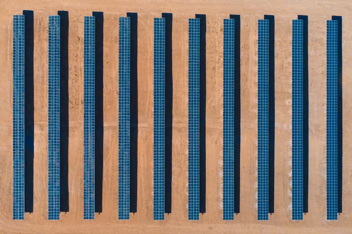 Luftaufnahme mehrerer Solarpanele in Reihen, ein Beispiel für individuelle Projektentwicklung