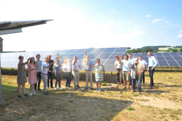 Die Gäste und Gastgebenden weihen den Solarpark Amberg ein